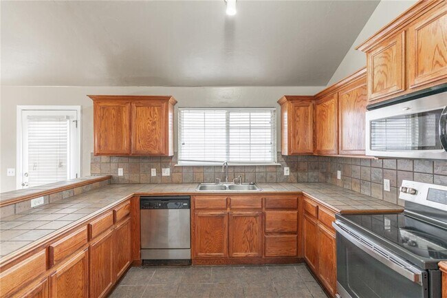 Building Photo - 8016 Breezewood Dr