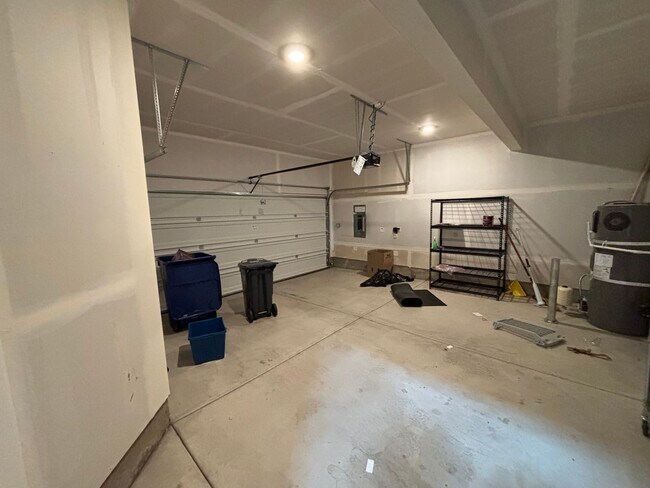 Building Photo - Beautiful 4 Bed/2.5 Bath Plus Office with ...
