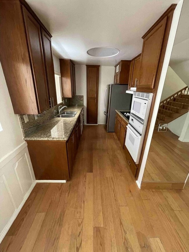Building Photo - LARGE ENCINO SPA CONDO!