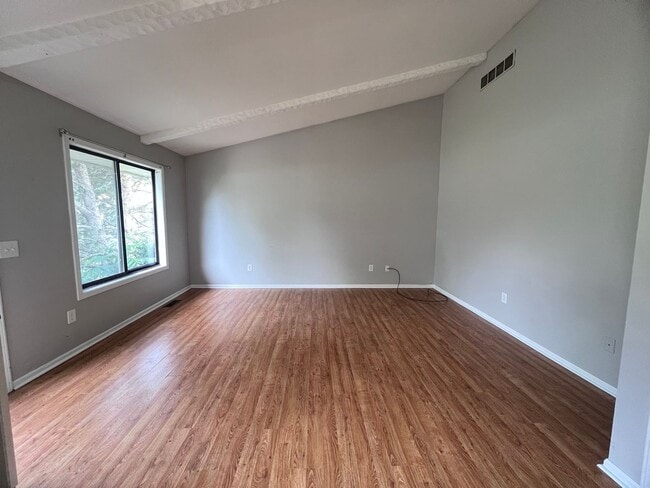 Building Photo - Four Bedroom Large Duplex in Kentwood Scho...