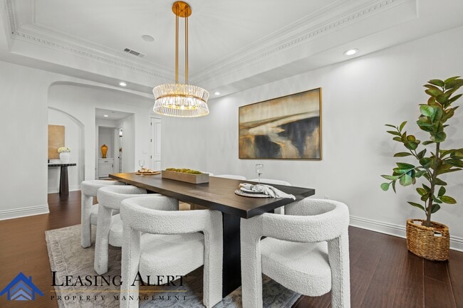 Building Photo - 5011 Hayvenhurst Ave