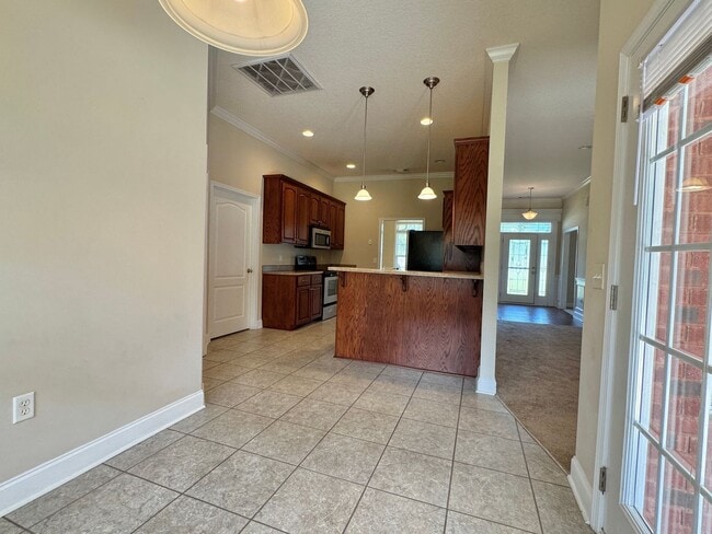 Building Photo - AVAILABLE AUGUST 2025! [PET FRIENDLY]