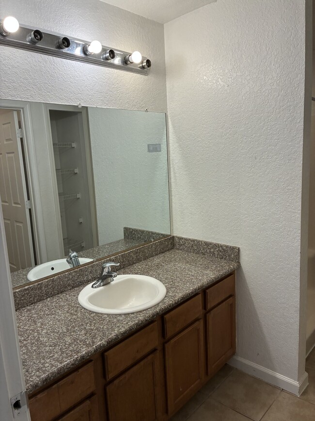 Building Photo - 6039 E Adams St