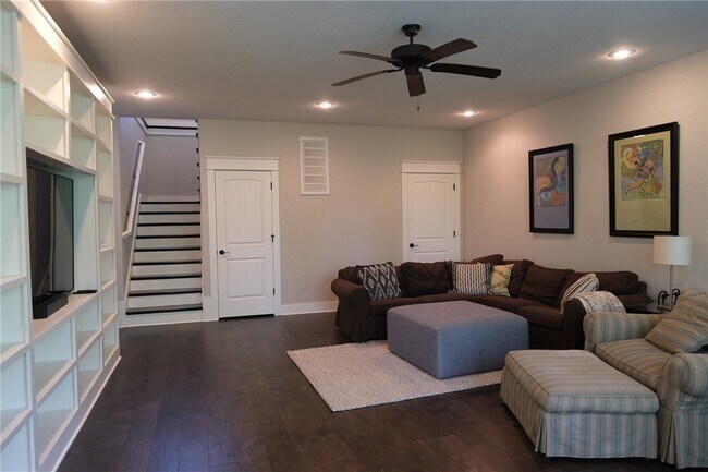 Building Photo - 2200 NW Small Oaks St