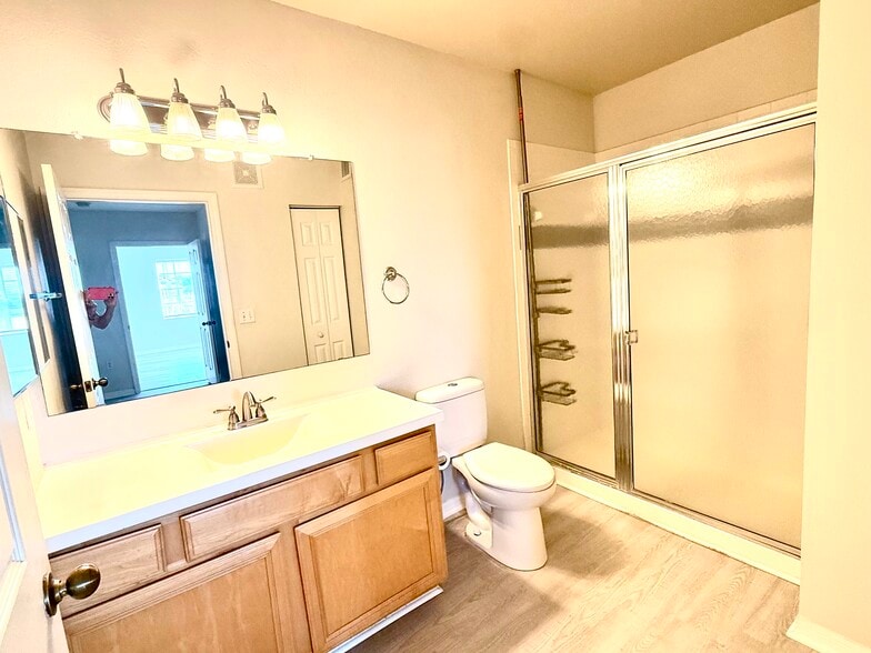 En-suite master bath with rain shower - 1025 Villagio Cir