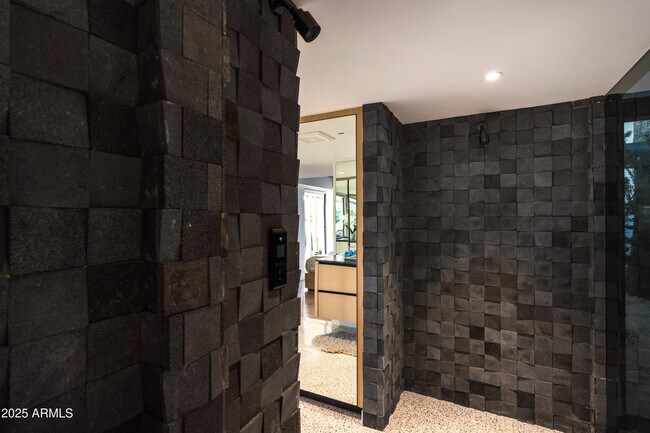 Building Photo - 5311 E Mitchell Dr