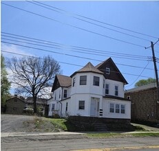 Building Photo - 120 Henry St