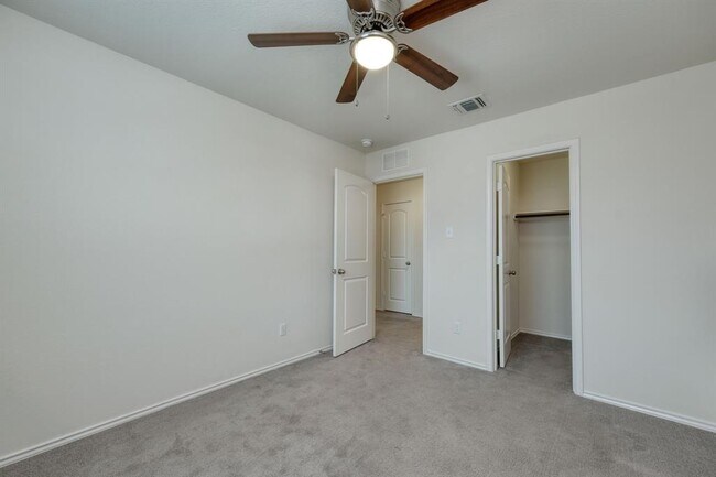 Building Photo - 482 Thornless Cir