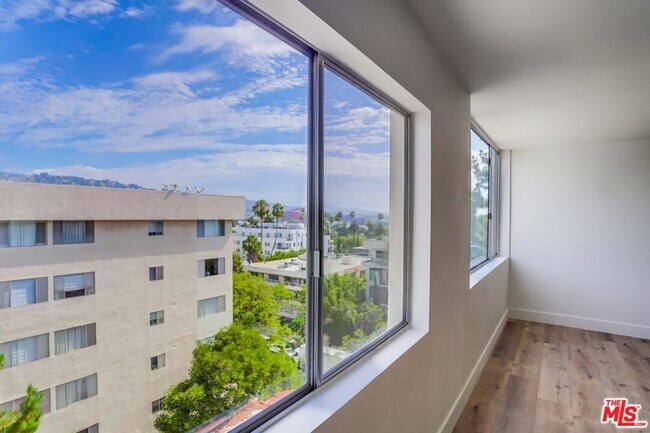 Building Photo - 435 N Oakhurst Dr