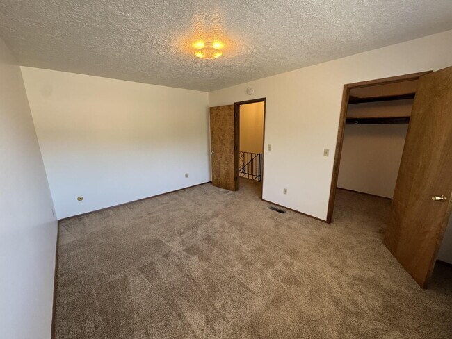Building Photo - 2-Bedroom, Townhome Close to Transportation