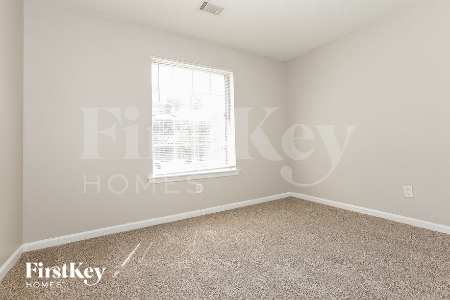 Building Photo - 370 Tait Rd