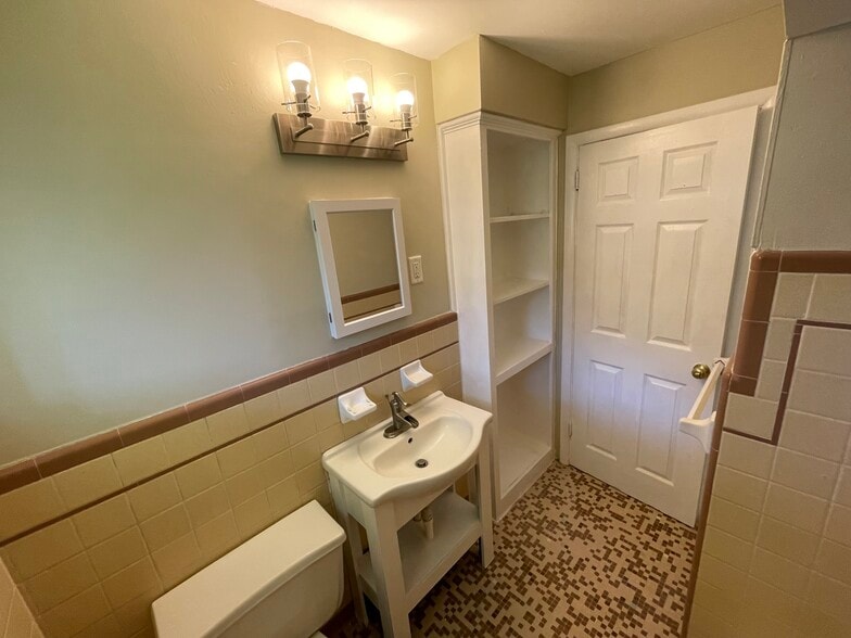 Bathroom 3 of 4 - 788 Crockett Dr