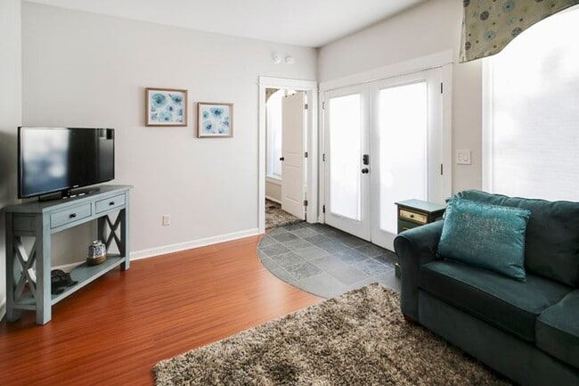 Building Photo - Zen Cottage: Spacious downtown suite complete with kitchenette, washer/dryer $300 Utility Fee