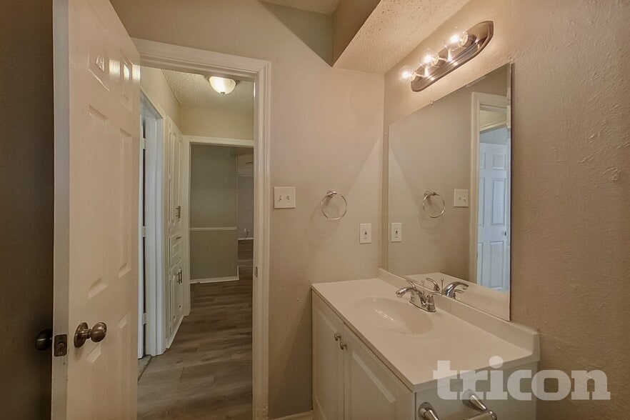 Building Photo - 545 Sharp Dr