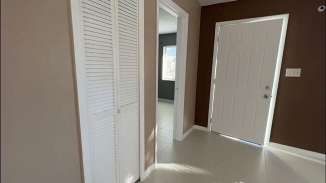 Building Photo - Orlando - 2 Bedroom, 2 Bathroom - $1,945.00