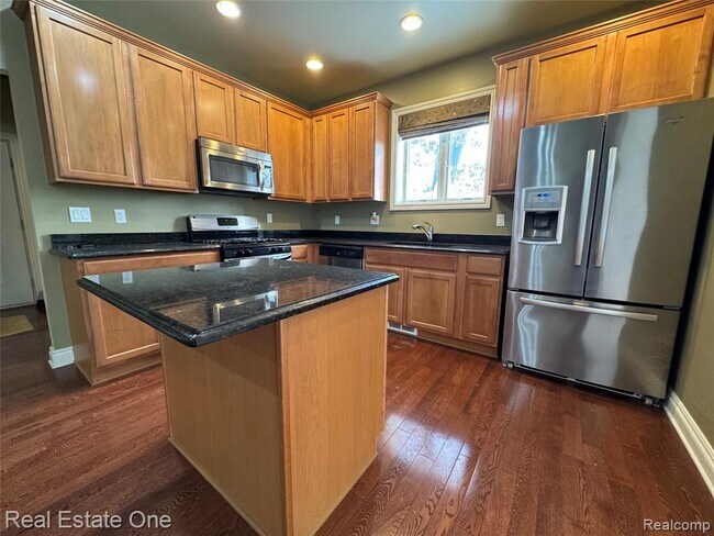 Building Photo - 1030 Oakwood Dr