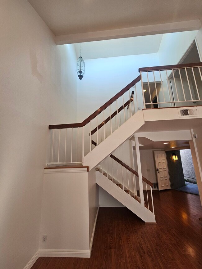 Building Photo - 25 Weepingwood