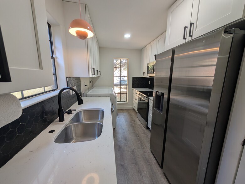 Building Photo - 1601 Faro Dr