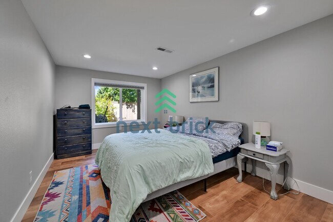 Building Photo - "Spacious 4-Bedroom Retreat with 3 Baths in the Heart of Kirkland – 2,480 Sq. Ft. of Pure Comfort!"