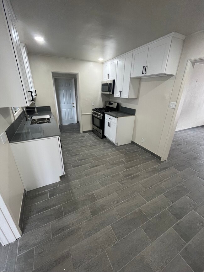 Kitchen - 7661 Beckett St
