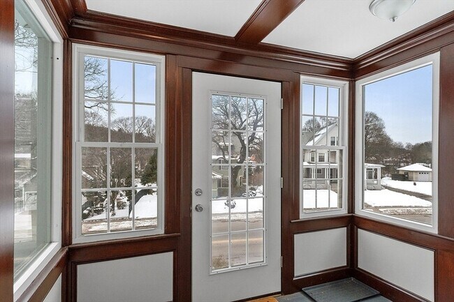 Building Photo - 920 Pleasant St