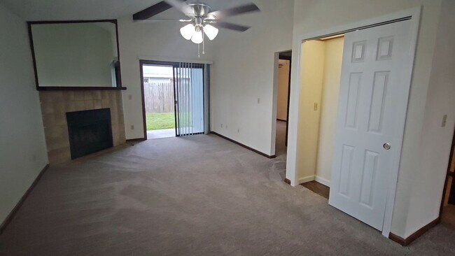 Building Photo - $1150 - 2/2 - Move In Special!