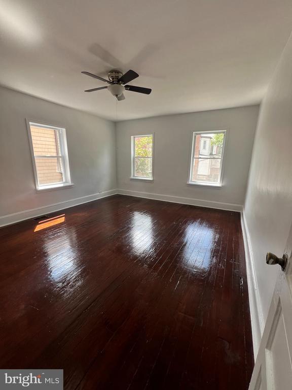 Building Photo - 323 Collins Ave