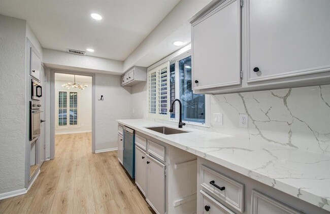 Building Photo - 2202 Briarview Dr