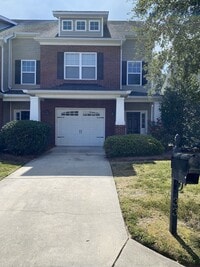 Building Photo - AVAILABLE NOW! End-Unit Townhouse in Pennington Square