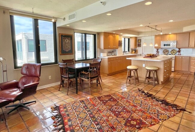 Building Photo - Sarasota Bay Penthouse