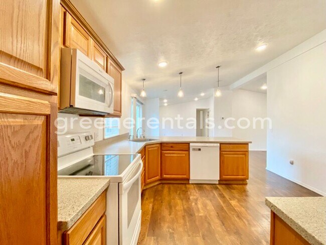 Building Photo - 6733 5th Ct SE