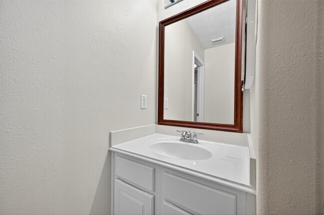 Building Photo - 6927 Great Oaks Shadow Dr