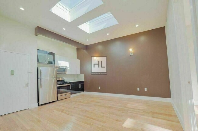 Building Photo - 146 EVERGREEN AVENUE 3B