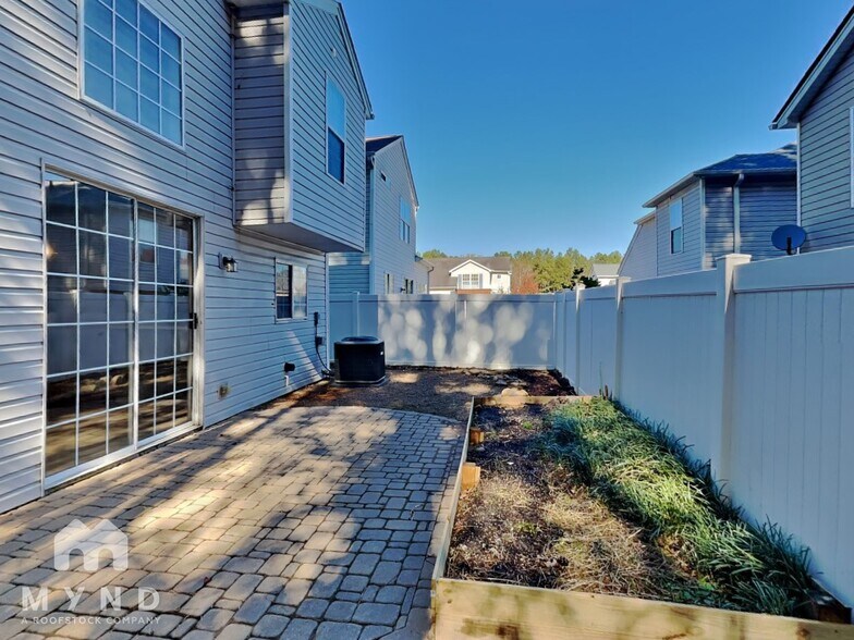 Building Photo - 664 Bedford Ct