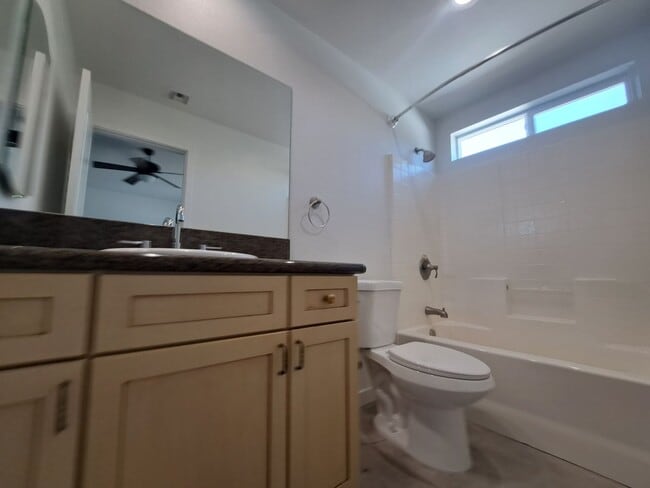 Building Photo - 4 bedroom!! Close to town, shopping and sc...
