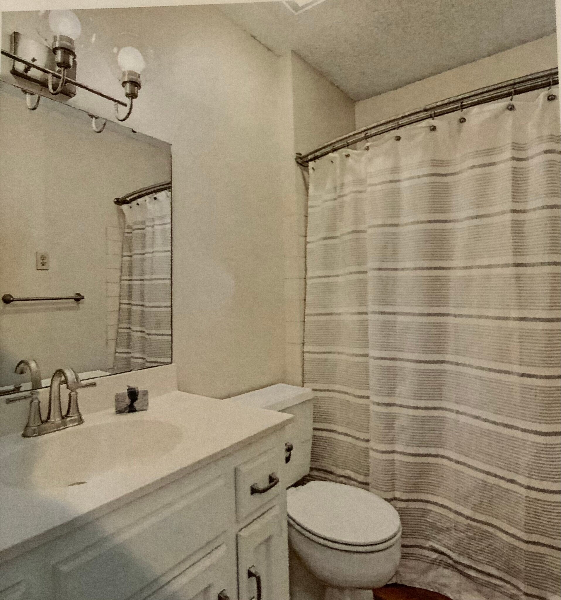 Hall bath - 925 Cleveland St
