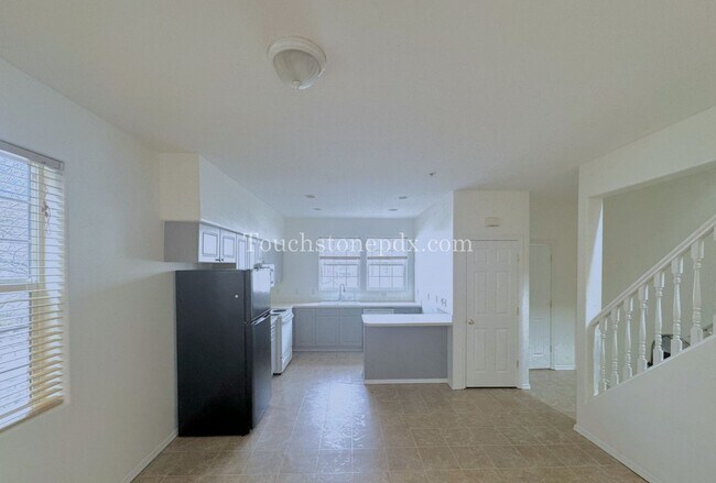 Building Photo - Light Filled 3 Bedroom Townhome with Deck, Attached Garage, and AC
