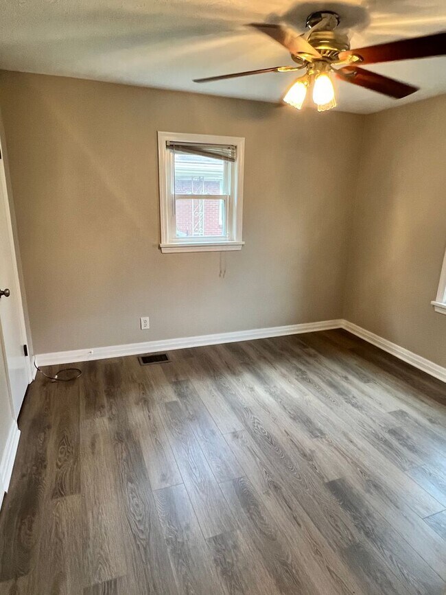 Building Photo - Updated home in Shively