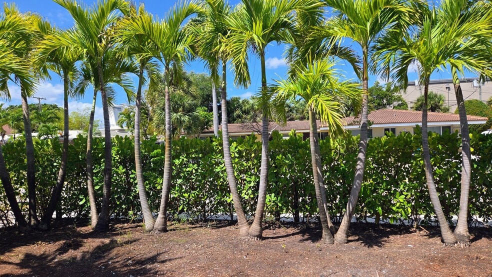 Building Photo - 2808 Middle River Dr