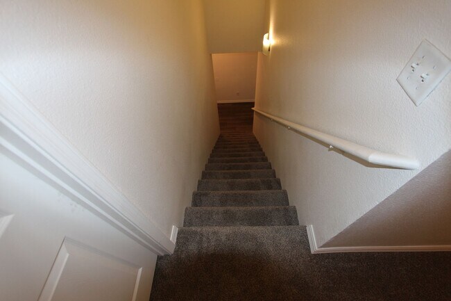 Building Photo - Spacious Bellemont Townhome | 3 Bedrooms + Private Fenced Yard