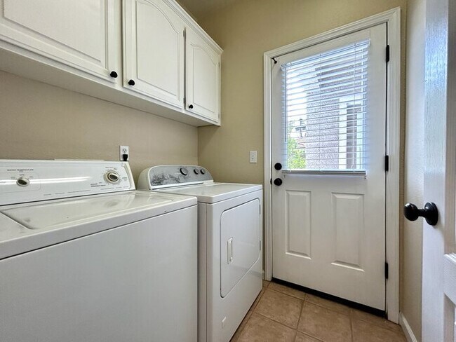 Building Photo - Gated Community! Beautiful 3bd/2.5bth in Folsom