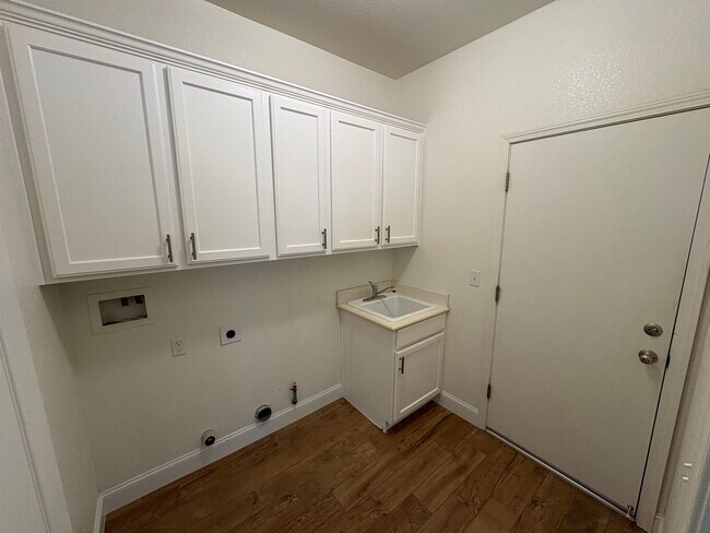 Building Photo - NW Visalia Available Now!