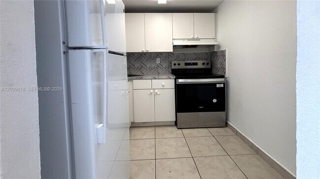 Building Photo - 666 W 81st St