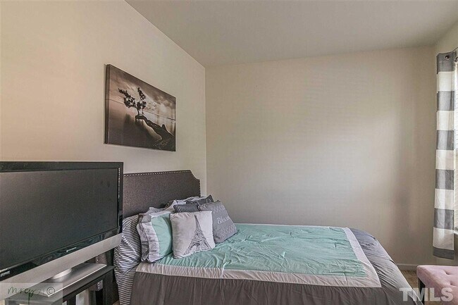 Building Photo - Room in 4 Bedroom Home at Bluegrove Rd