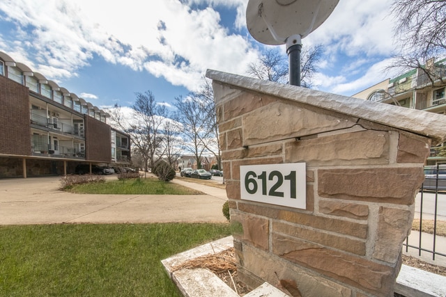 Building Photo - 6121 W Higgins Ave