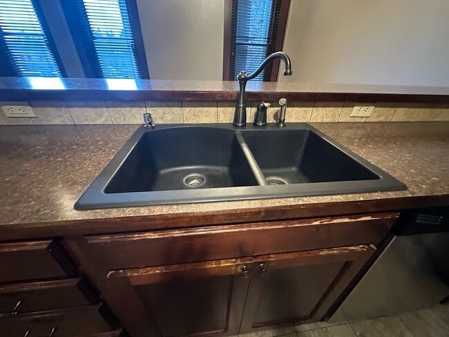 Building Photo - 201 E Main St