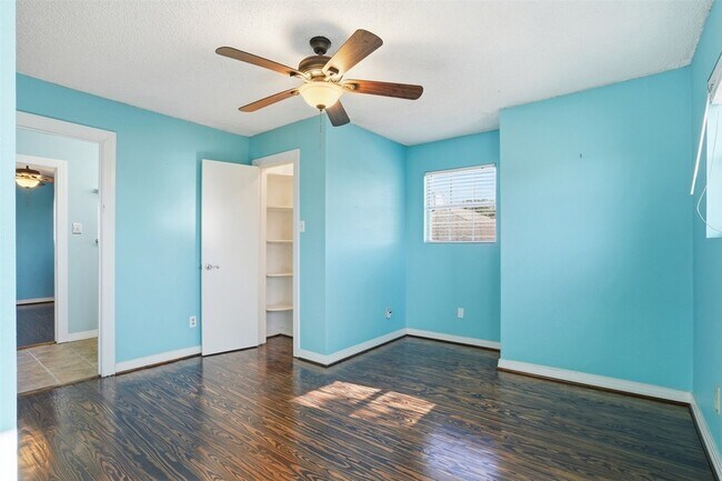 Building Photo - 818 Cedar Rd