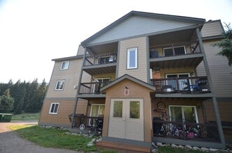 Building Photo - Best priced 3 Bedroom in Summit County!  3 Bedroom 2 bathrooom Condo, 10 minutes from Breck! Year...