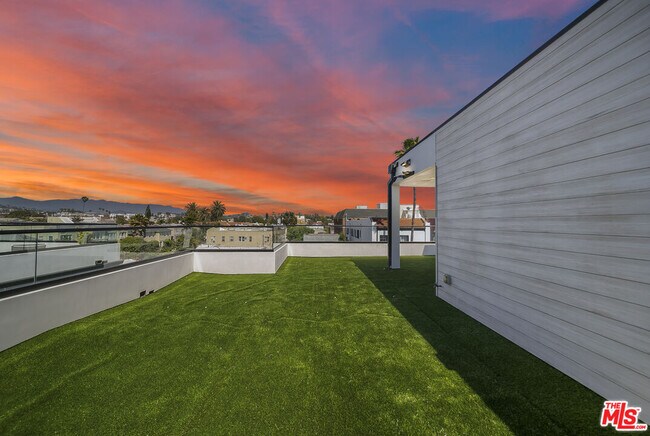 Building Photo - 733 N Gramercy Pl