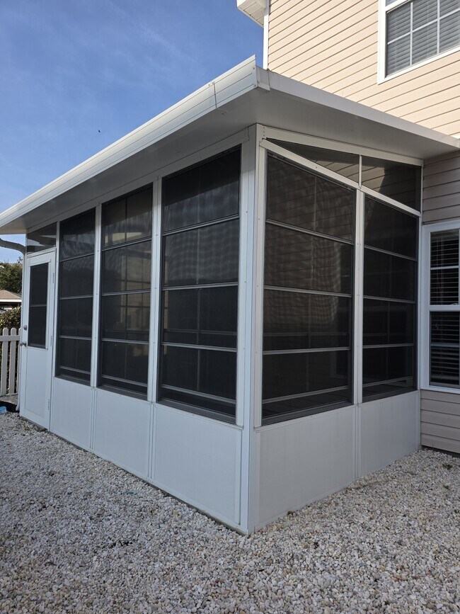 Building Photo - 1041 Fairway Ln